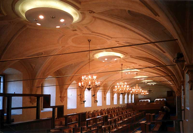 Senát osvětlení zasedacího sálu, compositová konstrukce s výbojkami a zářivkami. Arch J. Šesták